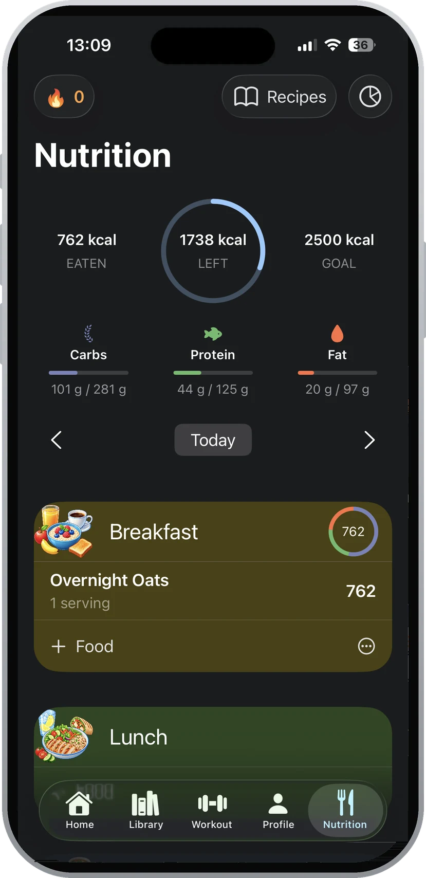 Pestaña de nutrición de GymEvo con 762 kcal consumidas y 1.738 kcal restantes de un objetivo de 2.500 kcal, barras de progreso con los carbohidratos en 101 de 281 g, la proteína en 44 de 125 g y la grasa en 20 de 97 g, y un desayuno de avena remojada registrado.