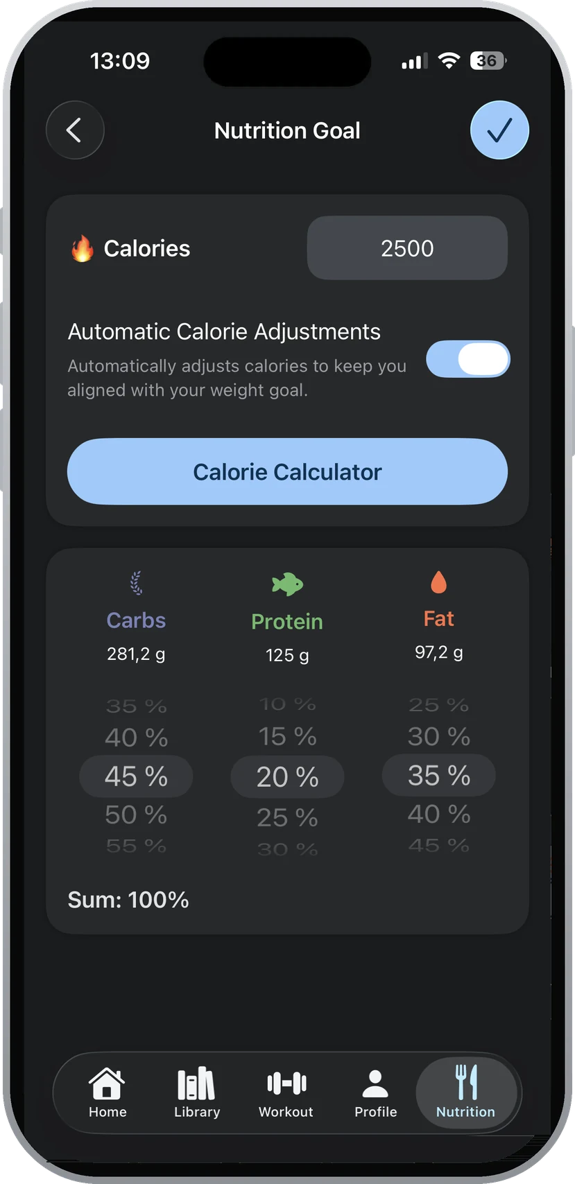 Der Bildschirm Nutrition Goal in GymEvo mit einem Ziel von 2.500 kcal, eingeschaltetem Schalter für die automatische Kalorienanpassung und drei Scrollrädern, die Kohlenhydrate auf 45 %, Protein auf 20 % und Fett auf 35 % setzen, über den Rädern angezeigt als 281,2 g, 125 g und 97,2 g.